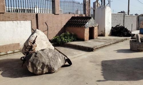 a large rock sitting on the side of a building at Villa Santa Ana in La Carlota