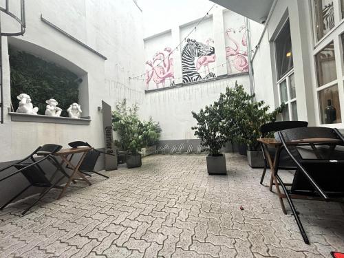 a room with chairs and a zebra mural on the side of a building at Simplex Stays Hotel Quartier 8 - Digital Access in Germersheim