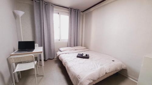 Una cama o camas en una habitación de 1975 Yurim Inn