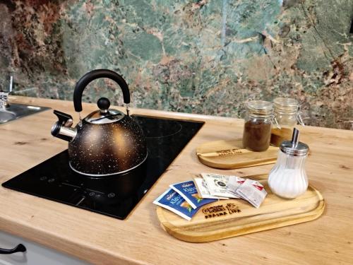 a tea kettle sitting on top of a stove at Ubytování Goliáš in Krásná Lípa