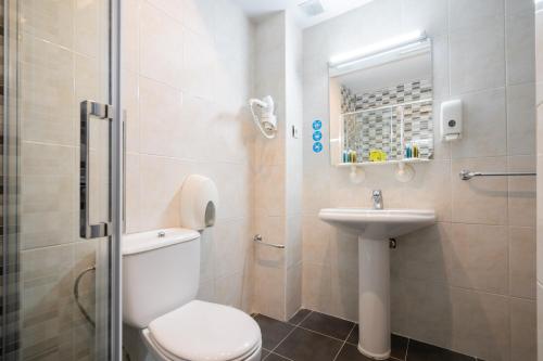 a bathroom with a toilet and a sink at Hotel La Quinta de Santillán in Chinchón