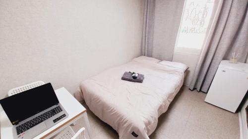 Una cama o camas en una habitación de 1975 Yurim Inn