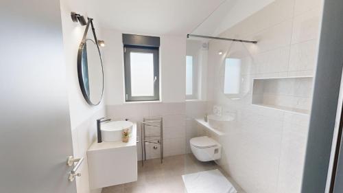 Nova VasにあるVilla Silviaのトイレと洗面台を備えた白いバスルーム