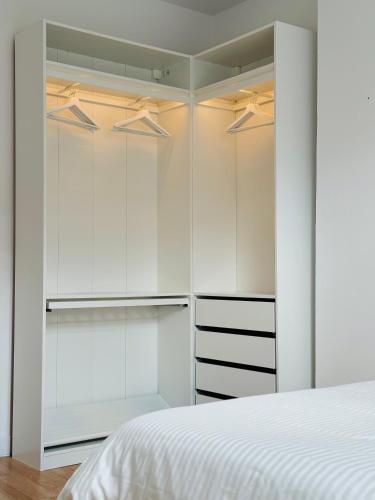 une chambre avec des armoires blanches et un lit dans l'établissement Appartement Jules Ferry - centre, à Saumur