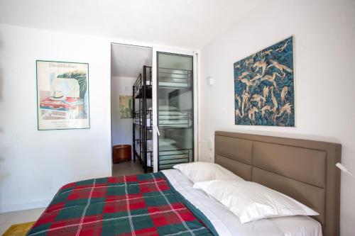 une chambre avec un lit avec une couverture à carreaux dans l'établissement Smartstay Sun - 100 m de la plage, au Lavandou