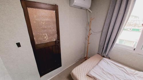 Una cama o camas en una habitación de 1975 Yurim Inn