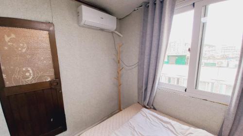Una cama o camas en una habitación de 1975 Yurim Inn