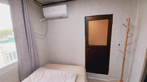 Una cama o camas en una habitación de 1975 Yurim Inn
