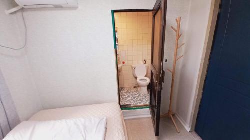 Una cama o camas en una habitación de 1975 Yurim Inn