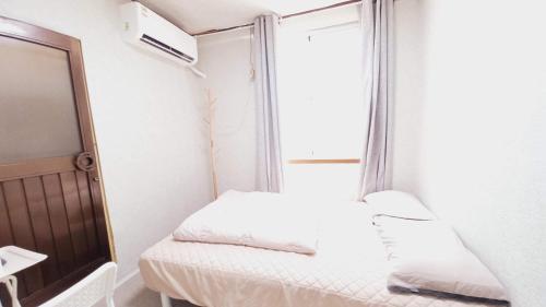 Una cama o camas en una habitación de 1975 Yurim Inn