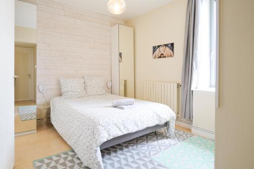 une petite chambre avec un lit dans une pièce dans l'établissement Maison de vacances quartier Arago Les Sables - 8 personnes, à Les Sables-dʼOlonne