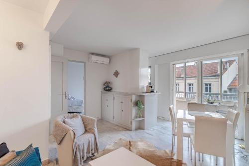 une cuisine et une salle à manger avec une table et des chaises dans l'établissement Appartement Cannes Centre Proche de la Croisette!, à Cannes