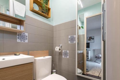 une salle de bain avec toilettes et lavabo dans l'établissement Appartement Cannes Centre Proche de la Croisette!, à Cannes