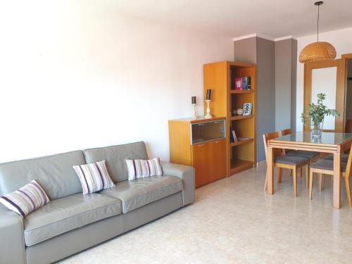 a living room with a couch and a table at Lo Piset del Pla in Linyola