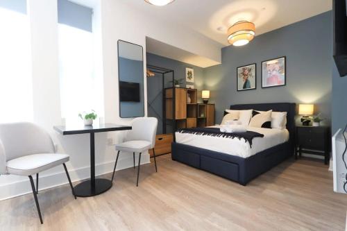 Un dormitorio con una cama y una mesa y sillas. en Alliance House Studio - Hopewell, en Bristol