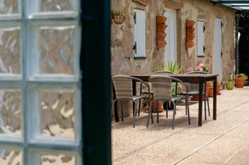 a table and chairs in front of a building at Casa da Praia em Valadares in Vila Nova de Gaia