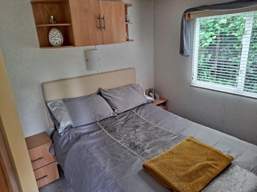 Ένα ή περισσότερα κρεβάτια σε δωμάτιο στο Amroth Bay holiday caravan