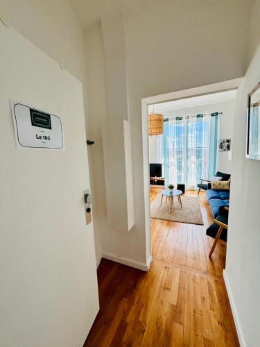 Televisyen dan/atau pusat hiburan di L'Herboriste - Appartements meublés