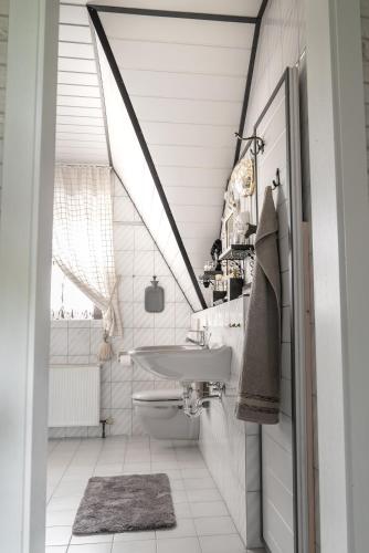 a bathroom with a sink and a mirror at Appartement 9 Nichtraucherappartement in Coesfeld