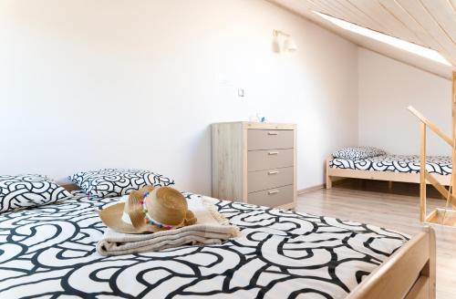 Ένα ή περισσότερα κρεβάτια σε δωμάτιο στο Wolna Koja Apartament Studio Pokój