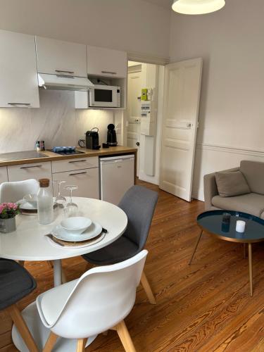 une cuisine et un salon avec une table et des chaises dans l'établissement Le Toulousain 101 - Appartement Calme en Hypercentre - Quartier Jeanne d'Arc, à Toulouse