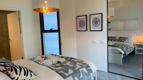 Ένα ή περισσότερα κρεβάτια σε δωμάτιο στο Comfort Bunker Luxe Apartment - 2B2B - 5min ACCOR