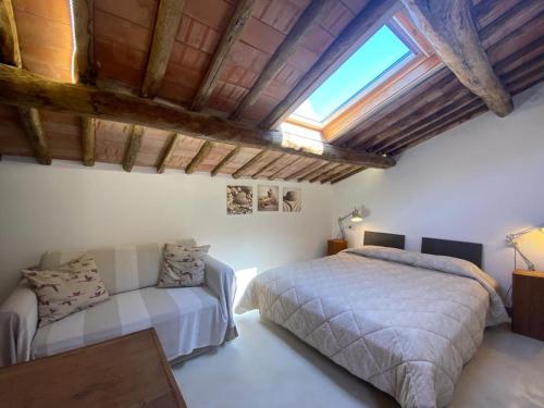 a bedroom with two beds and a window at Alloro 6 in Marciana Marina