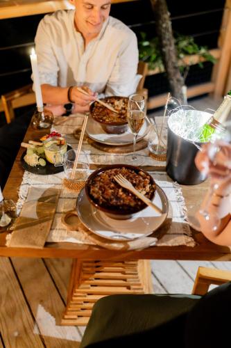 a man sitting at a table with a plate of food at Dolce et Cabane in Bérat