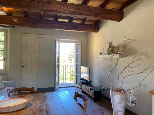 a living room with a table and a vase at Alloro 6 in Marciana Marina