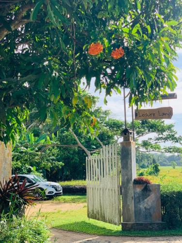 Un jardín fuera de Mawbima Villa