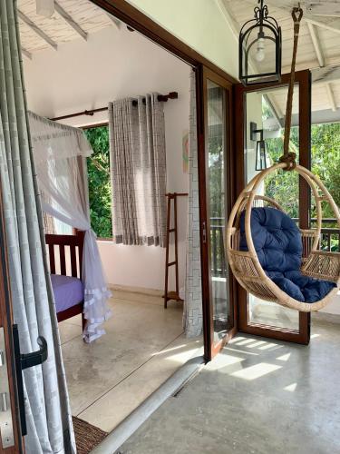 Un lugar para sentarse en Mawbima Villa