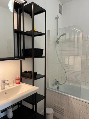 une salle de bain avec un lavabo et une douche dans l'établissement KerKolina, à Cancale
