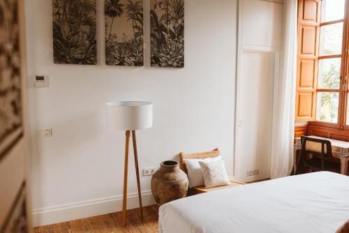 a bedroom with a bed and a table with a lamp at Dreamsea Boutique Experience in Moya