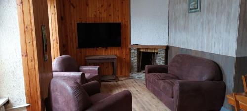 un salon avec deux canapés et une télévision à écran plat dans l'établissement Castel de Cherrueix, à Cherrueix