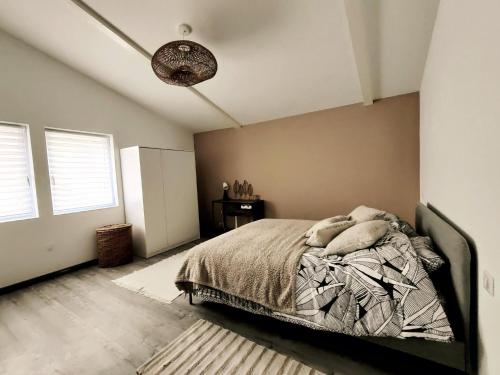 une chambre avec un lit et un plafond dans l'établissement Au Micocoulier, à Châteauneuf-de-Gadagne