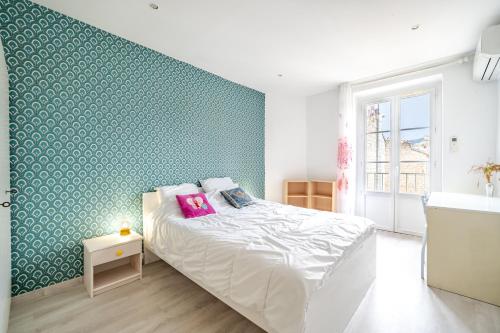 une chambre avec un lit et un mur végétal dans l'établissement 2P hyper-centre Nice, à Nice