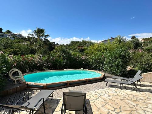 - une piscine avec 2 chaises longues, une table et des chaises dans l'établissement Villa Constance 2 - Spacieux Duplex avec piscine privative, à Antibes