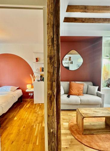 un salon avec un lit et un canapé dans l'établissement Charmant Appartement au cœur de Montmartre!, à Paris