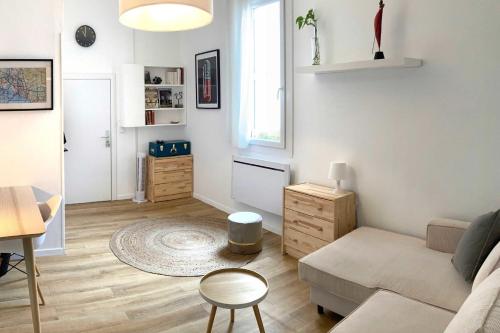 un salon avec un canapé et une table dans l'établissement Beautiful cozy studio of 23m in Marseille, à Marseille