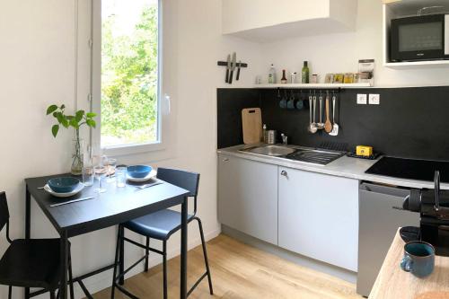 - une petite cuisine avec une table et un comptoir dans l'établissement Beautiful cozy studio of 23m in Marseille, à Marseille