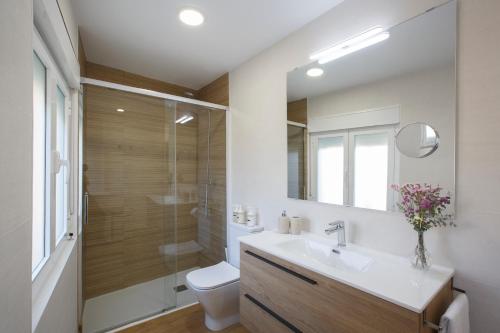 a bathroom with a sink and a toilet and a shower at Apartamento turístico Ana, con garaje y bonitas vistas in Arróniz