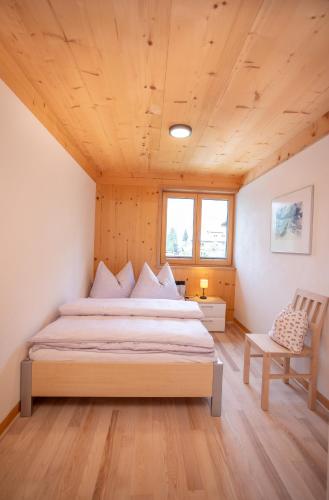 AuにあるHaus Hoalpの部屋にベッドと椅子がある寝室
