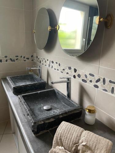 une salle de bain avec un lavabo et un miroir dans l'établissement Bienvenue à la Casa Familia !, à Sérignan
