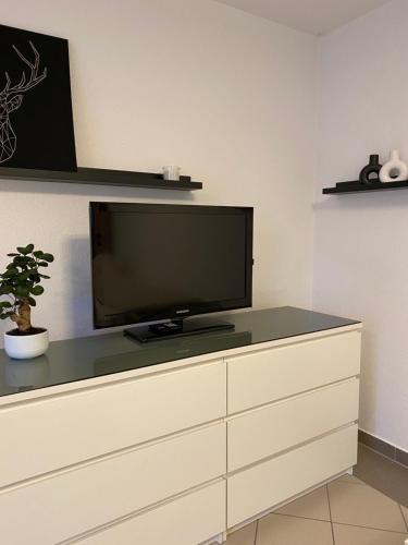 a flat screen tv sitting on top of a dresser at Einzimmer Apartment in Niefern-Öschelbronn