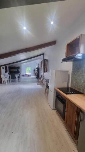 une grande cuisine et un salon dans un garage dans l'établissement La Normandie, à Saint-Pierre-du-Val