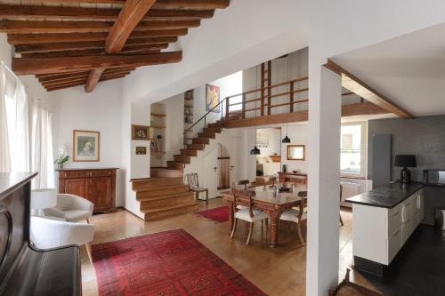 A seating area at Classic and chic apartments in Trastevere