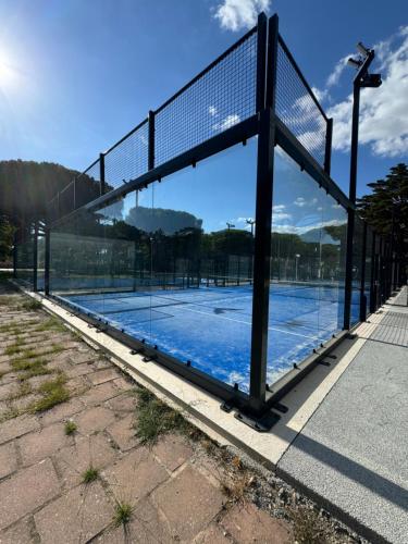 un court de tennis dans une cage de frappeur dans l'établissement Appartement climatisé avec place de parking privé, à La Grande Motte