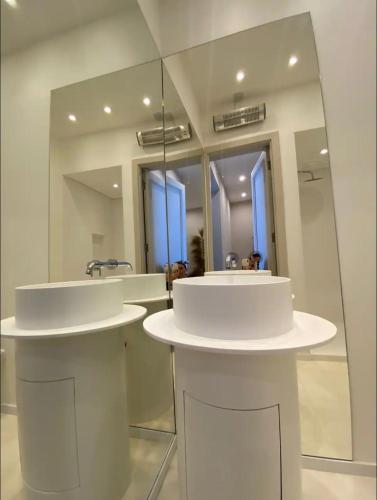 a bathroom with two sinks and a large mirror at Stylish Seaview Valletta House in Valletta