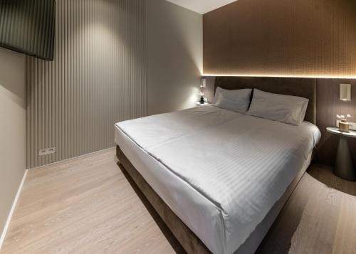 a bedroom with a large white bed in a room at Apartamenty na Półwyspie Wydma&Las in Jastarnia