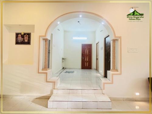 an empty hallway with an archway in a house at Shree Anugraha Home Stays in Tiruvannāmalai